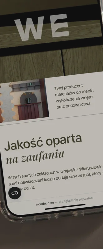 Woodeco strona internetowa ekran telefonu w świetle